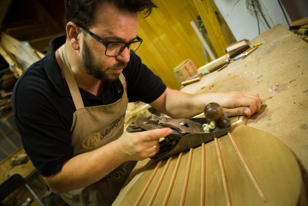 artesano luthier sevilla