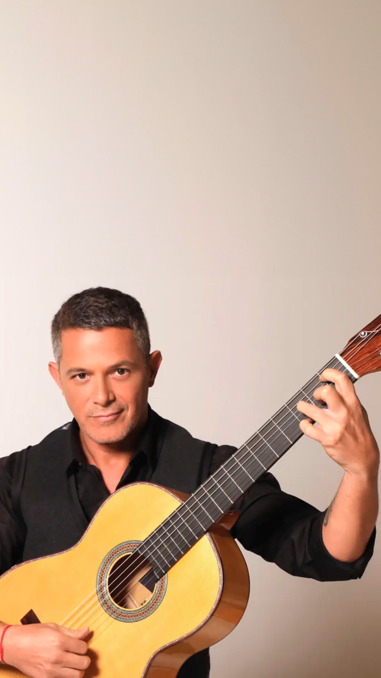 A Sevillian luthier makes four guitars designed by Alejandro Sanz named Cai, Alma, Manuela and Triana